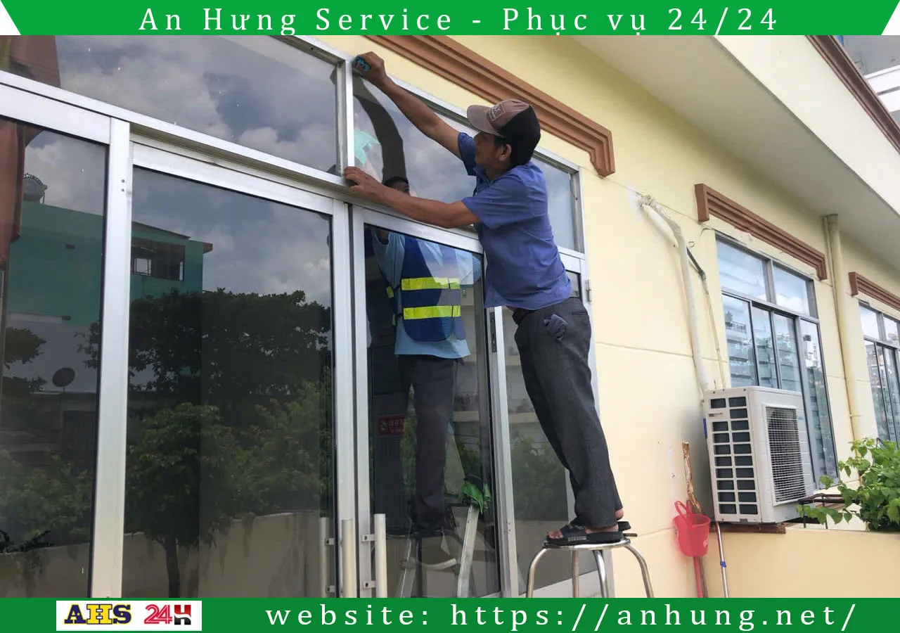 Read more about the article Dịch vụ lau kính