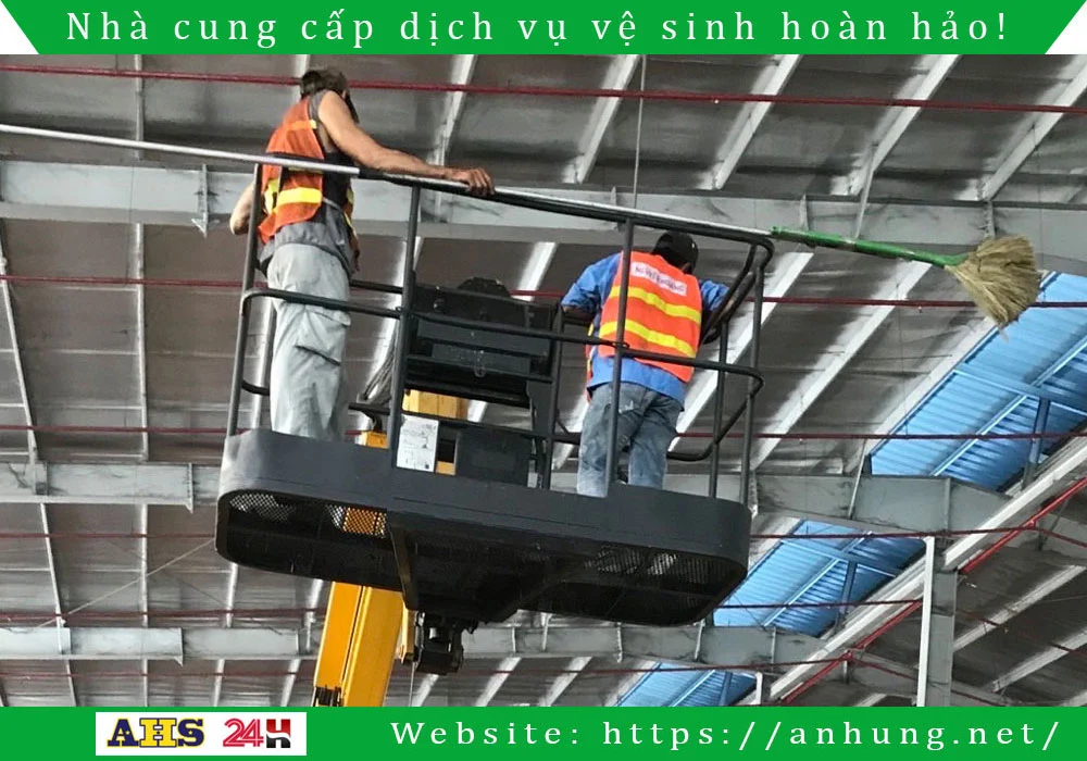 Quet mang nhen nha xuong