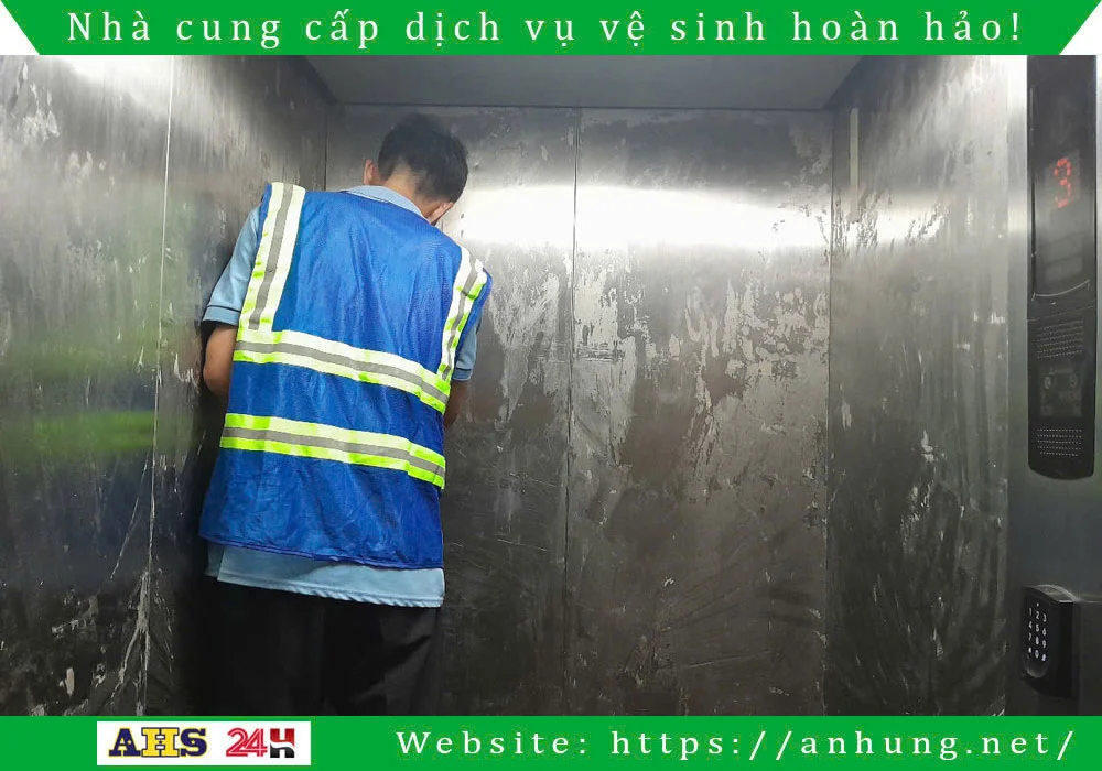 Xử lý keo dính trên inox thang máy