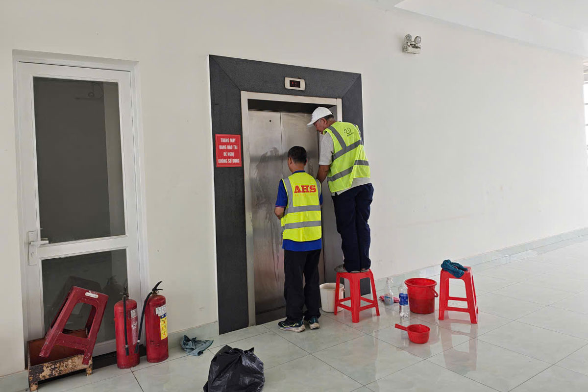 Nhân viên đang tẩy vết ố