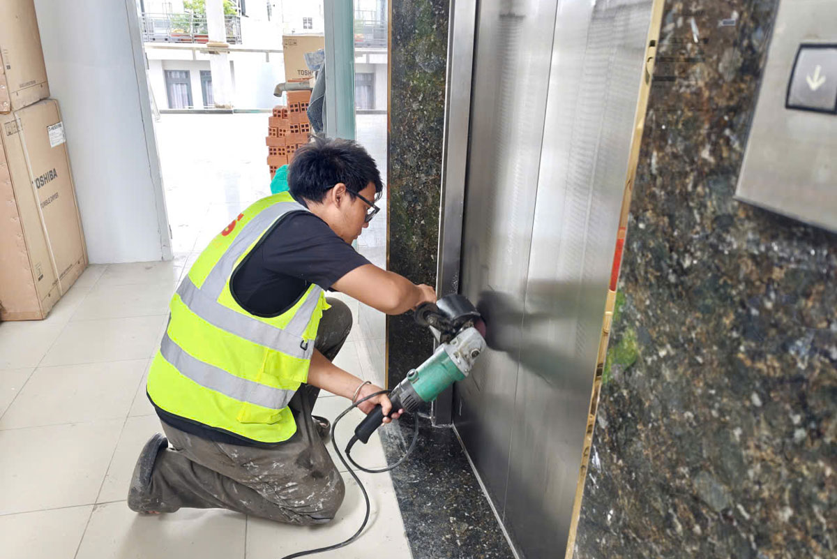Sử dụng máy cầm tay để đánh bóng